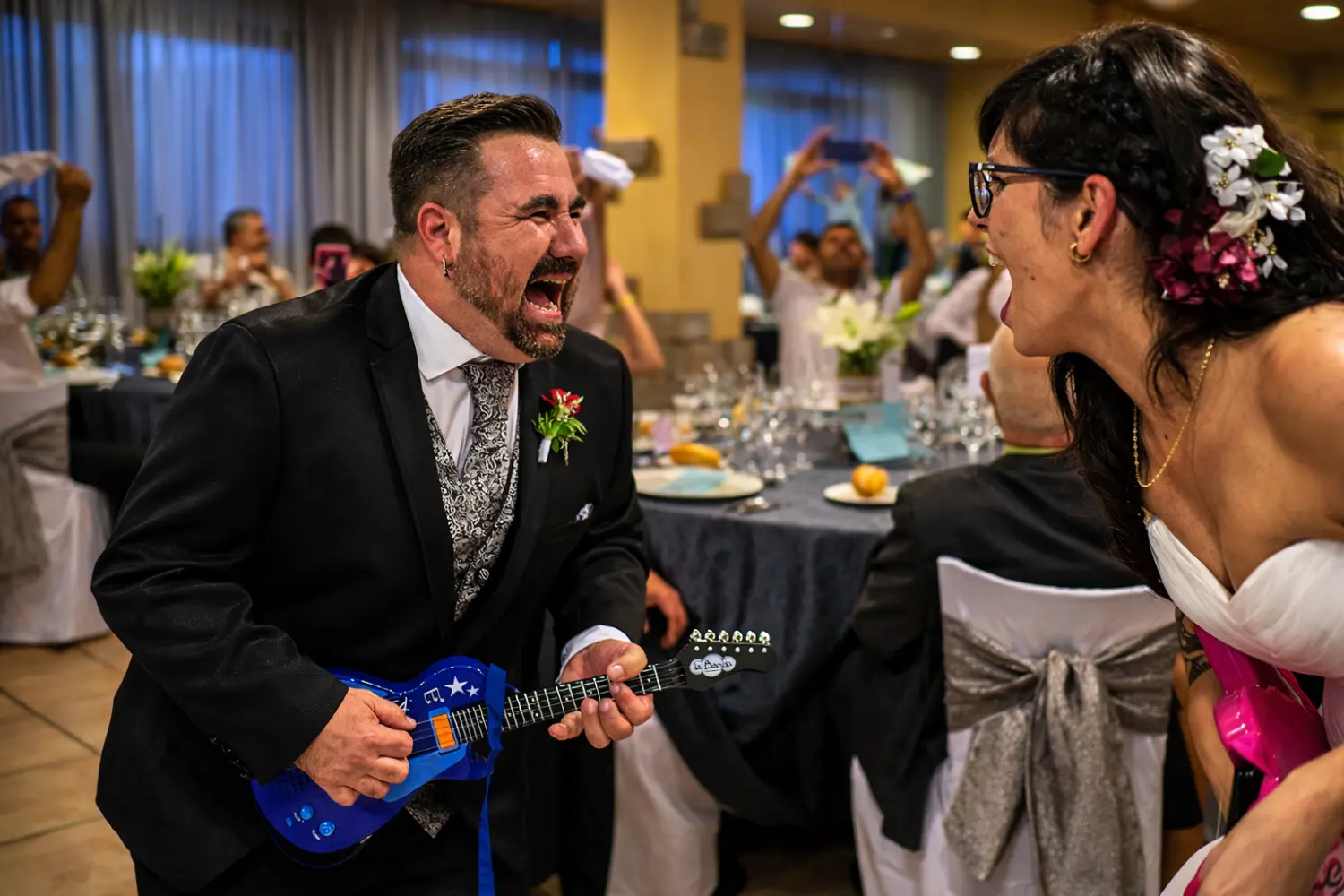 Novios que buscan bodas naturales sin posados, solo disfrutar la boda