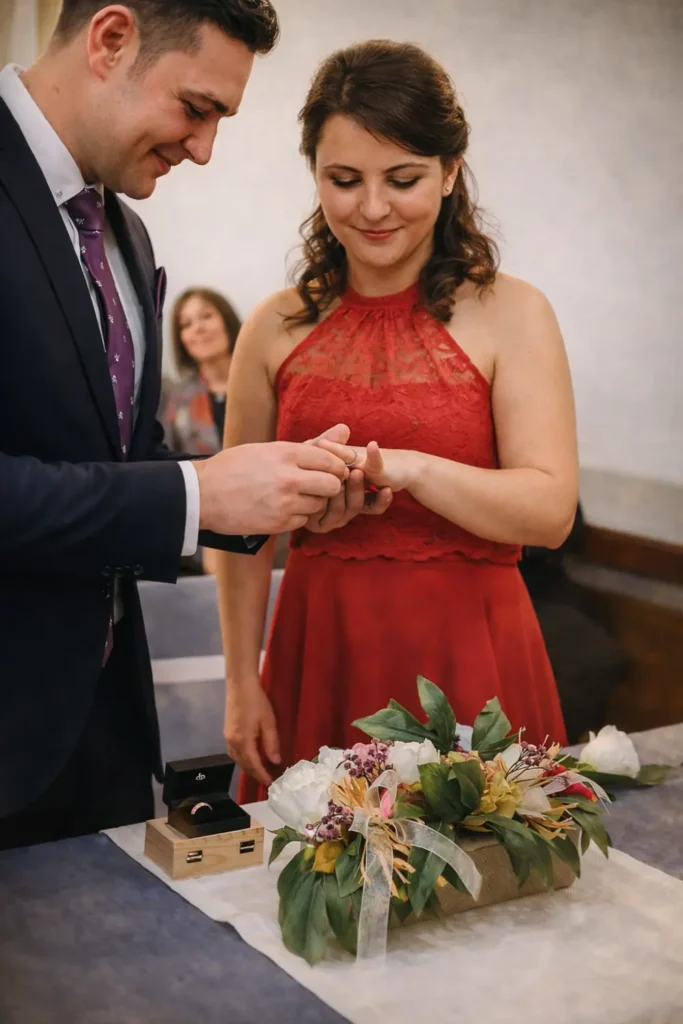 boda civil el novio coloca anillo a la novia
