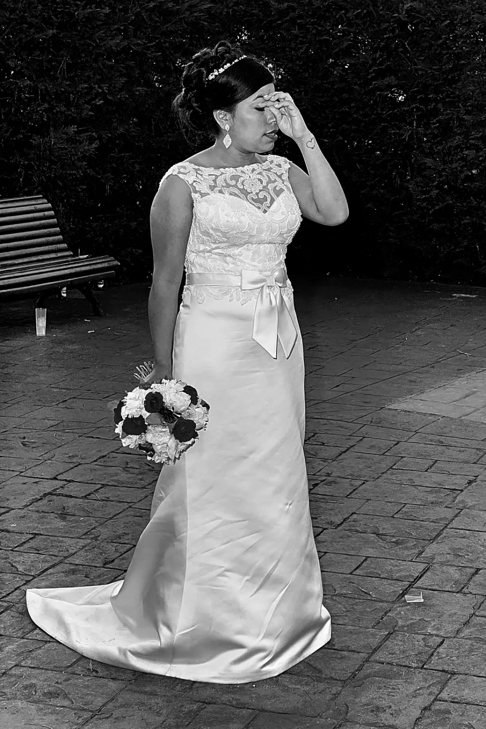 novia relajada tras intensa ceremonia de boda