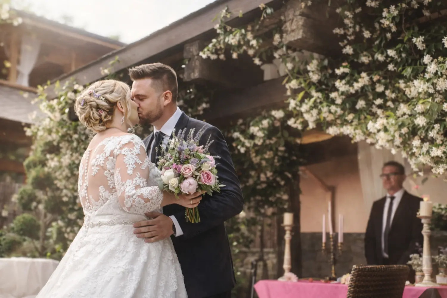 novios besandose tras ceremonia