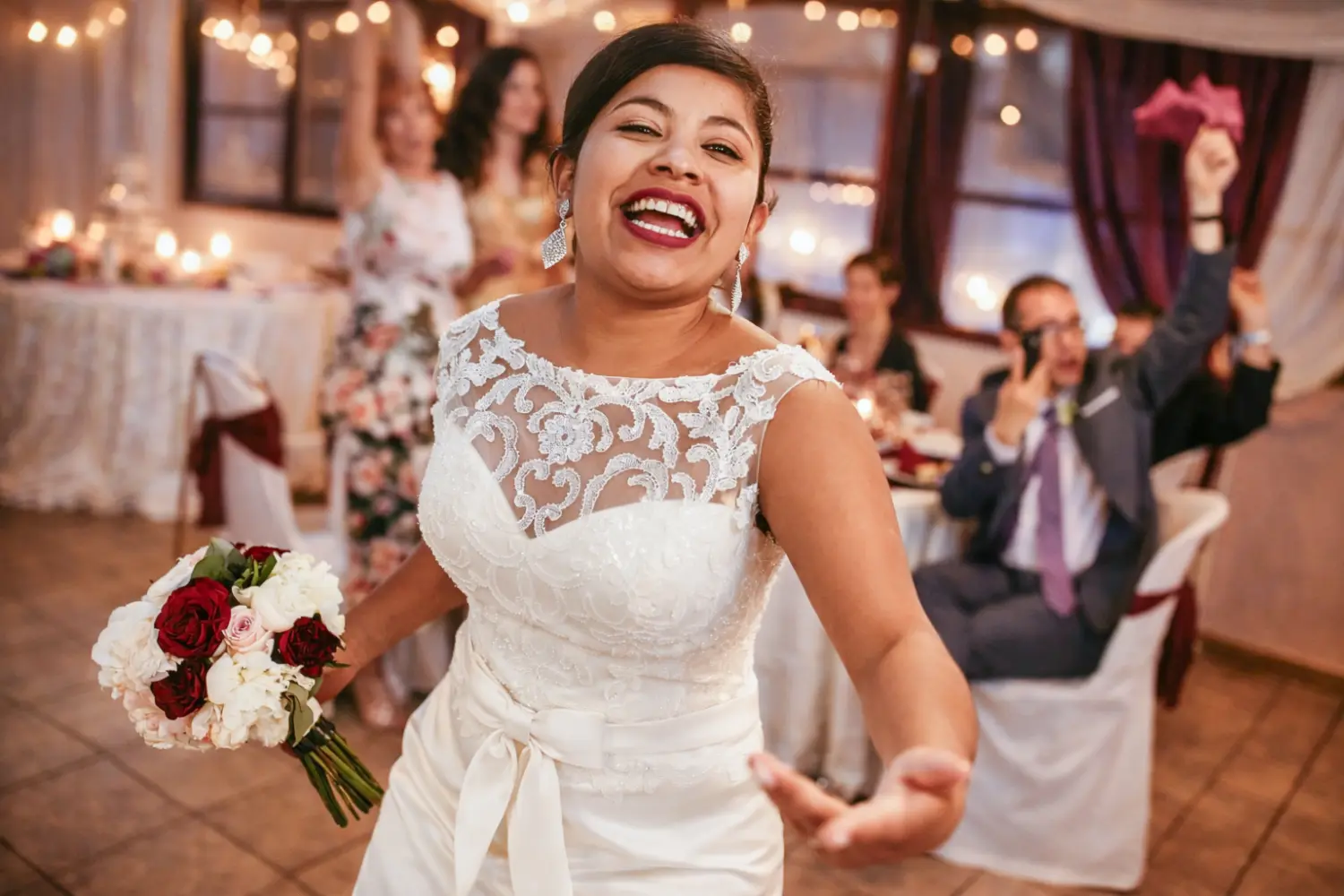 Novia feliz en el salon de boda