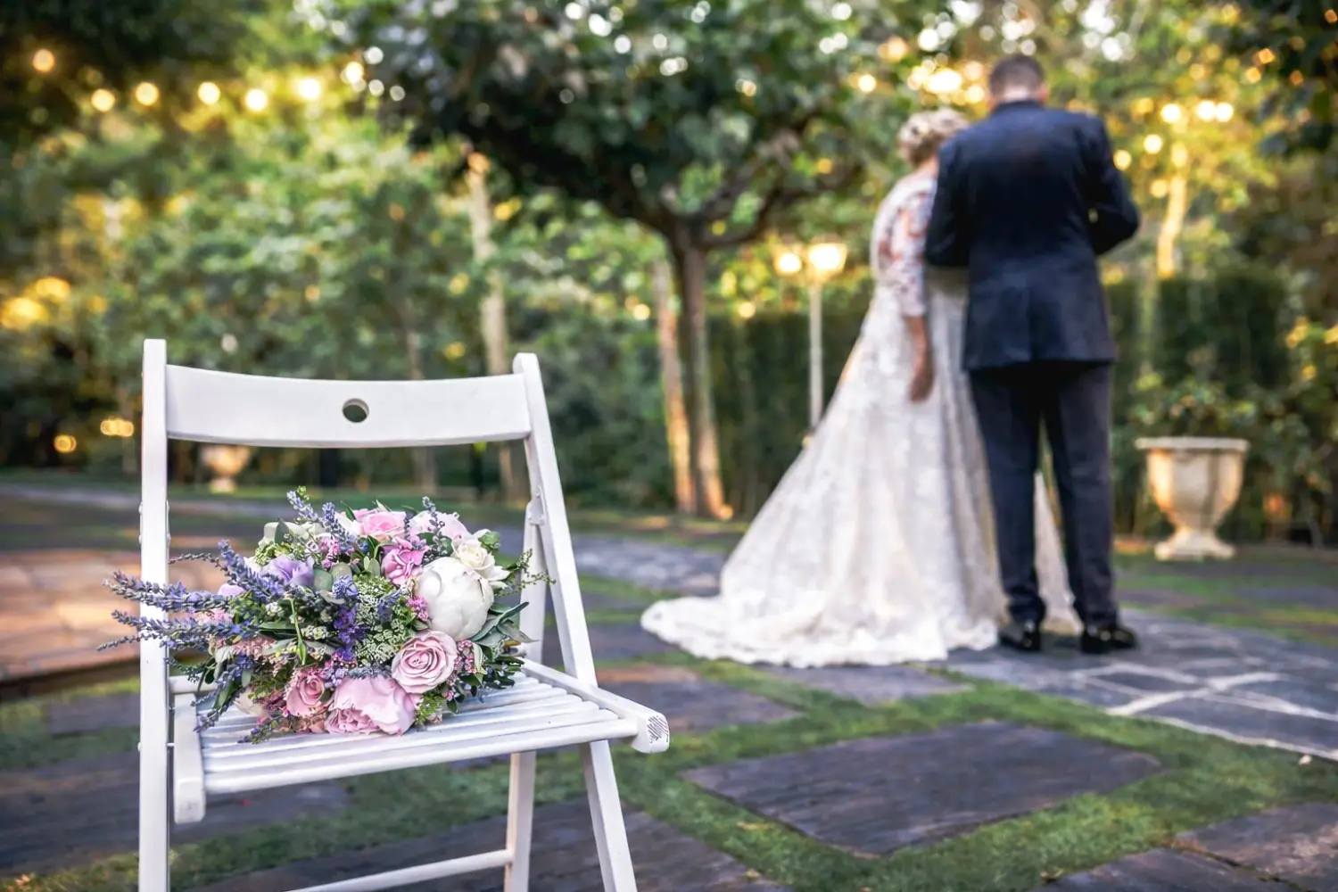 Novios en jardines de la Masia