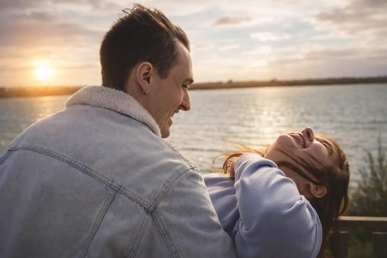 Pareja abrazada en preboda en el delta de l’ebre